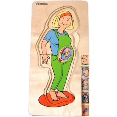 Puzzle de madeira representando uma mulher grávida com peças destacáveis das fases do bebé.