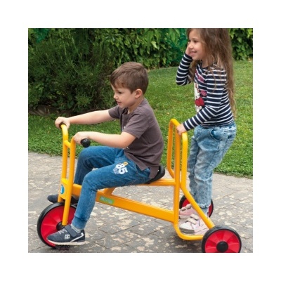 Crianças a brincar com um carrinho amarelo com rodas vermelhas ao ar livre