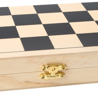 Tabuleiro de xadrez em madeira com quadrados pretos e naturais e fecho dourado