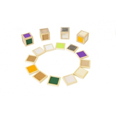 Cubos de madeira coloridos e texturizados dispostos em círculo