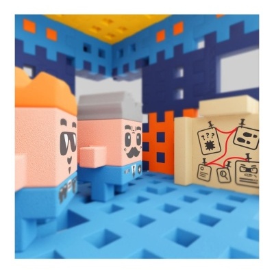 Blocos de construção azuis, laranja, cinza e bege com rostos desenhados sobre base azul quadrada