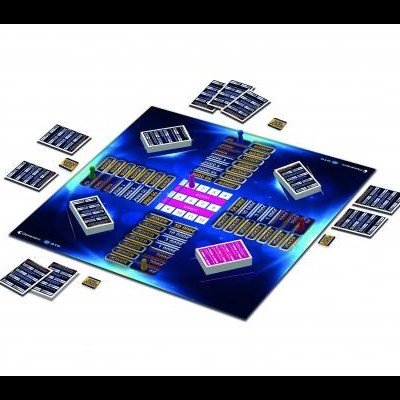 Jogo de tabuleiro com cartas coloridas distribuídas sobre tabuleiro azul