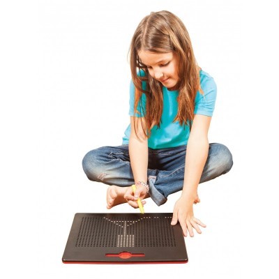 Menina a desenhar numa placa magnética preta com caneta amarela.