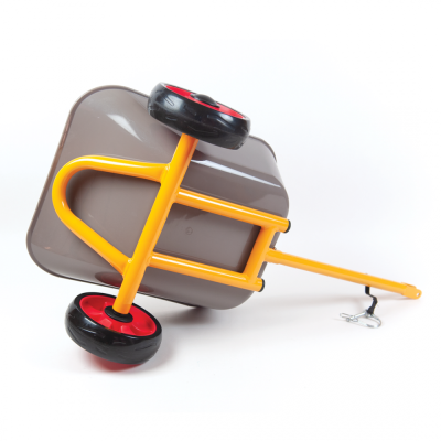 Carrinho de mão infantil amarelo com cuba cinza e rodas pretas e vermelhas em fundo branco