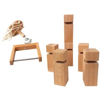 Conjunto de blocos de madeira e catapulta de madeira com corda branca