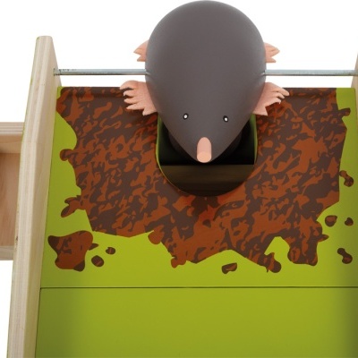 Brinquedo de toupeira em madeira com pintura verde e castanha, toupeira castanha e estrutura com gaveta