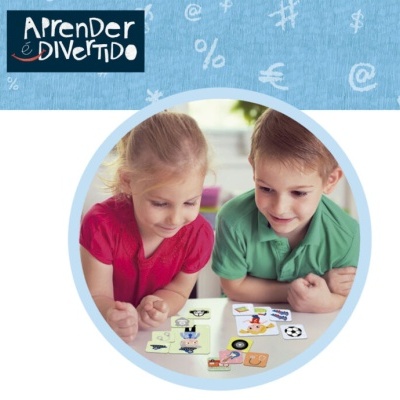 Crianças a brincar com jogo de cartas educativo, logo 'Aprender e Divertido' no topo