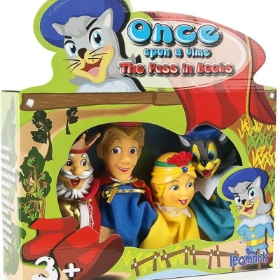 Caixa de brinquedos com fantoches de personagens animados e texto da marca