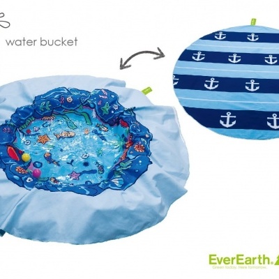 Piscina insuflável azul para crianças com padrão de âncoras brancas e balde azul. 