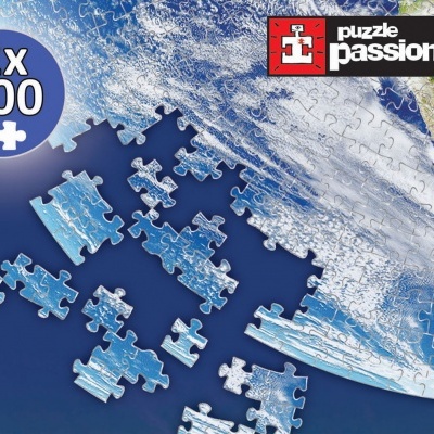 Caixa de puzzle 2x 800 peças com imagem de globo terrestre vista do espaço