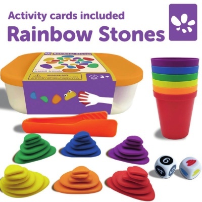 Conjunto de pedras coloridas e copos empilháveis com embalagem
