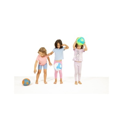 Três meninas com bolas coloridas em fundo branco