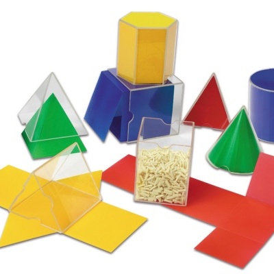 Formas geométricas tridimensionais coloridas com bases planas coloridas