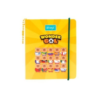 Caderno amarelo com elástico verde e desenhos de porcos a jogar futebol na capa.