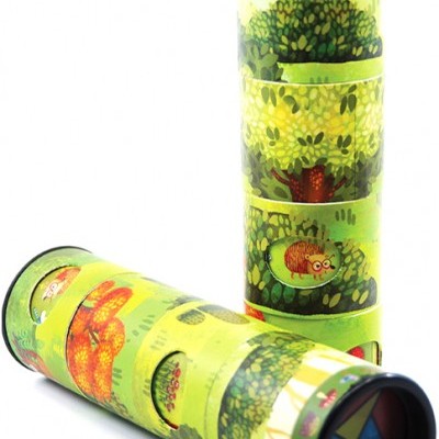 Dois caleidoscópios coloridos verdes e amarelos com desenhos de animais e folhas.