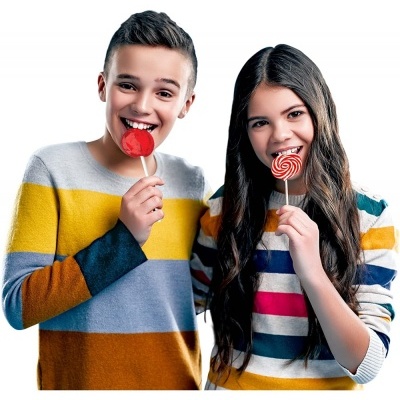 Dois adolescentes com camisolas às riscas a comer pirulitos vermelhos.
