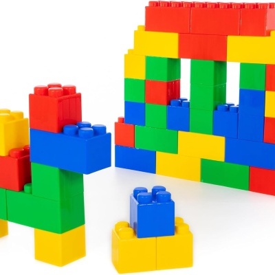 Blocos de construção de plástico coloridos montados