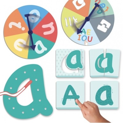 Brinquedo educativo de madeira com relógio e letras em várias texturas e cores