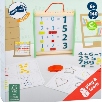 Jogo educativo magnético com quadro de madeira, números e cartas para crianças a partir dos 6 anos.