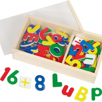 Letras e números coloridos de madeira em caixa com tampa transparente