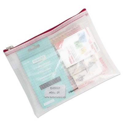 Saco transparente branco com fecho zip vermelho e papéis dentro.