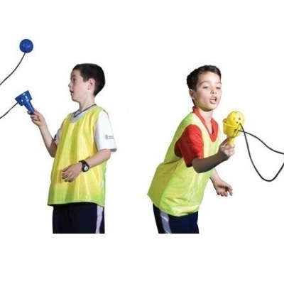 Crianças a jogar com raquetes de plástico e bolas presas por elástico