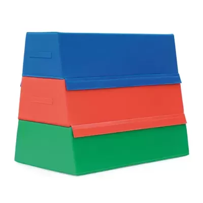 Três blocos de ginástica empilhados azul, vermelho e verde
