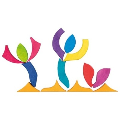 Peças de madeira coloridas montadas em base amarela formando figuras abstratas