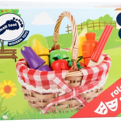 Caixa de brinquedo cesta de verga com legumes de madeira coloridos e tecido xadrez