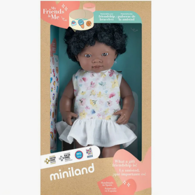 Boneca com vestido floral numa caixa de cartão