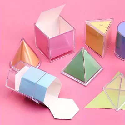 Blocos de notas coloridos em formas geométricas sobre fundo rosa