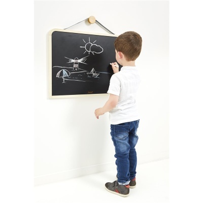 Menino a desenhar num quadro negro de parede com moldura de madeira