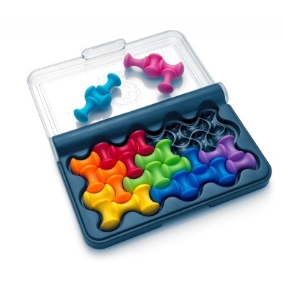 Peças de encaixar coloridas numa caixa azul com tampa transparente