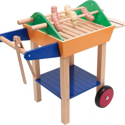 Carrinho de brinquedo de madeira com cores laranja, azul, verde e natural, equipado com grelha e acessórios.
