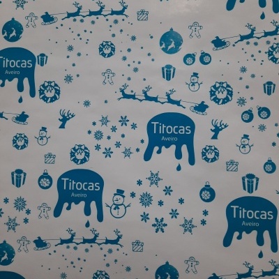 Papel de embalagem natalício branco com decorações azuis e texto 'Titocas Aveiro'