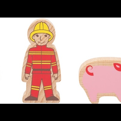 Figuras de madeira pintadas de médico, polícia, bombeiro, porco e galinha.