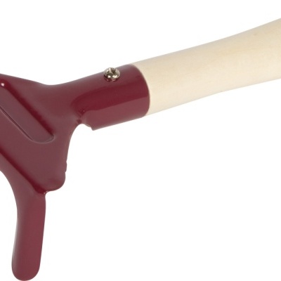 Enxadão de jardim com cabo de madeira e cabeça vermelha com três dentes