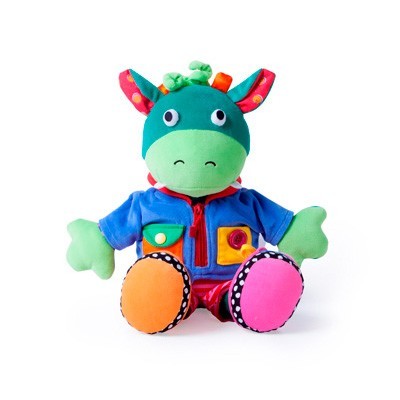 Boneco de pelúcia colorido sentado com roupa azul e detalhes laranja e rosa