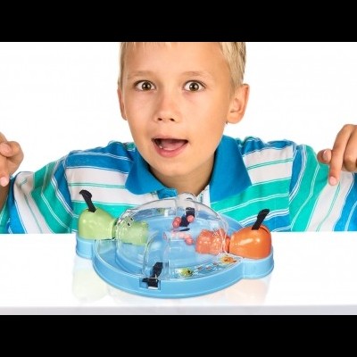 Jogo de tabuleiro infantil colorido e criança a jogar