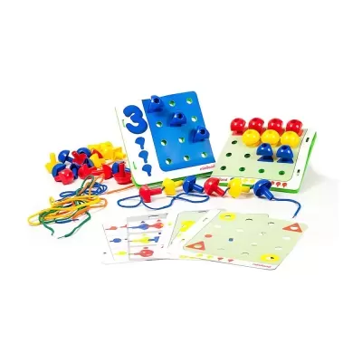 Jogo educativo com peças plásticas coloridas, quadros furados, cordas e cartões de padrões