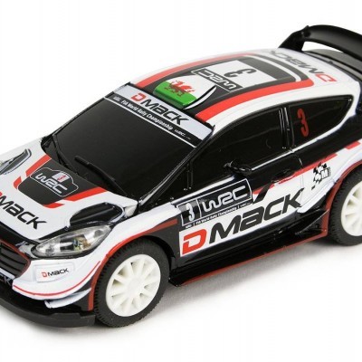 Carro de brinquedo desportivo branco, preto e vermelho com pneus brancos e inscrições DMACK e WRC