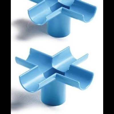 Organizadores azuis em forma de estrela de plástico sobre fundo branco