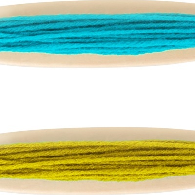 Novelos de lã azul turquesa e amarelo em suportes de madeira oval