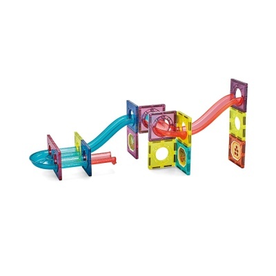 Brinquedo de construção infantil colorido com tubos e painéis em plástico translúcido