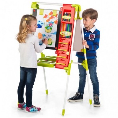 Crianças a usar quadro duplo infantil com acessórios coloridos