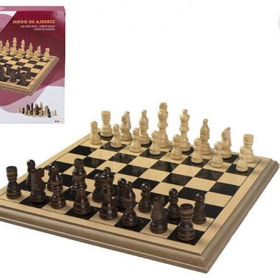 Jogo de xadrez em madeira com tabuleiro e peças e caixa ao fundo