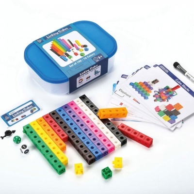 Conjunto de cubos de ligação coloridos com dados e cartas explicativas em embalagem azul.