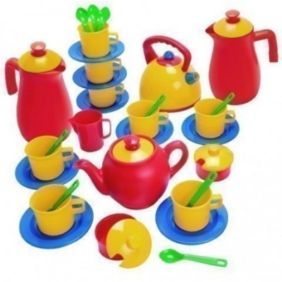 Conjunto de brinquedo de chá infantil colorido em plástico com bules, chaleira, canecas, colheres e pires.