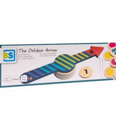 Caixa de brinquedo de madeira com padrão colorido 'The Outdoor Arrow'