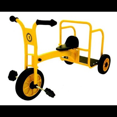 Triciclo amarelo com assento preto e guidão preto